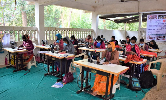 आणंद, गुजरात के परियोजना प्रभावित परिवारों के लिए सिलाई पाठ्यक्रम