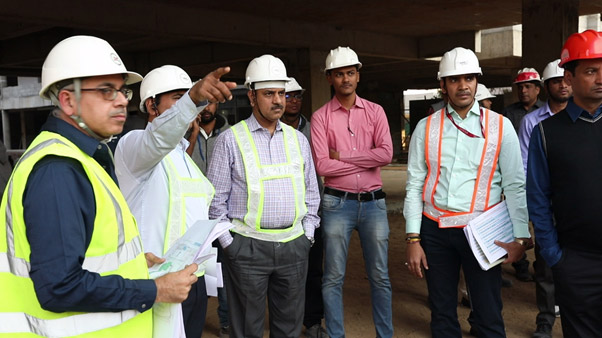 グジャラート州バドダラの高速鉄道建設現場を検査しているMD NHSRCLシュリアハルカー