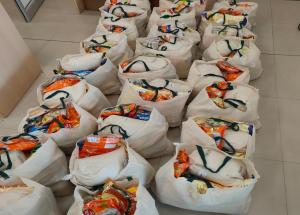 グジャラート州のバピ地区の恵まれないクラスに配達される食品