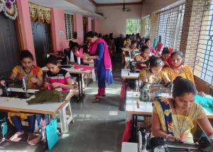 खेड़ा जिले (गुजरात) में एनएचएसआरसीएल के आईआरपी कार्यक्रम के अंतर्गत चकलासी तथा भुमेल गांव की 33 महिलाओं को सिलाई का प्रशिक्षण दिया जा रहा है ।