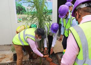 2021年世界環境デーにスラトHSR建設現場で植樹するNHSRCLの職員