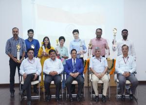 एनएचएसआरसीएल के प्रबंध निदेशक ने दिवाली समारोह के दौरान काम और खेल में उत्कृष्ट प्रदर्शन के लिए कर्मचारियों को सम्मानित किया।