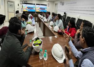  NAIR (नॅशनल अकादमी ऑफ इंडियन रेल्वे) च्या प्रगत व्यवस्थापन कार्यक्रमातील भारतीय रेल्वे अधिकारी आनंद, गुजरात येथील कास्टिंग यार्डला भेट देतात