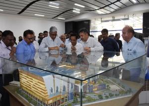 鉄道委員会会長兼CEOのシュリ・アニル・クマール氏は、スラトとアーメダバードのMAHSR建設現場を訪問しました。彼はシュリ・ラジェンドラ・プラサド医学博士、NHSRCL、その他の高官を伴っていました