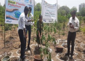  世界環境デーに、NHSRCLのサイトオフィスは学校の子供たちと環境意識向上プログラムを企画し、さまざまな場所で植樹を行いました。
