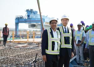 2022年12月21日、鈴木大使はラジェンドラ・プラサード氏（MD/NHSRCL）と共にグジャラート州のMAHSR建設現場を訪問しました。