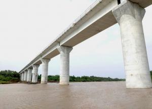 गुजरात के वलसाड जिले में औरंगा नदी पर पुल का निर्माण पूरा