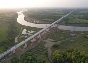 ナブサリ地区プルナ川に完成した川橋 グジャラート州-2023 年 10 月