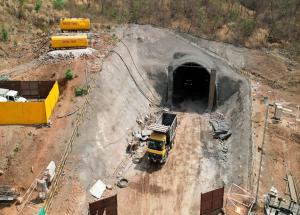 マハーラーシュトラ州で地下トンネルのADITポータルでの工事が進行中です - 2024年3月