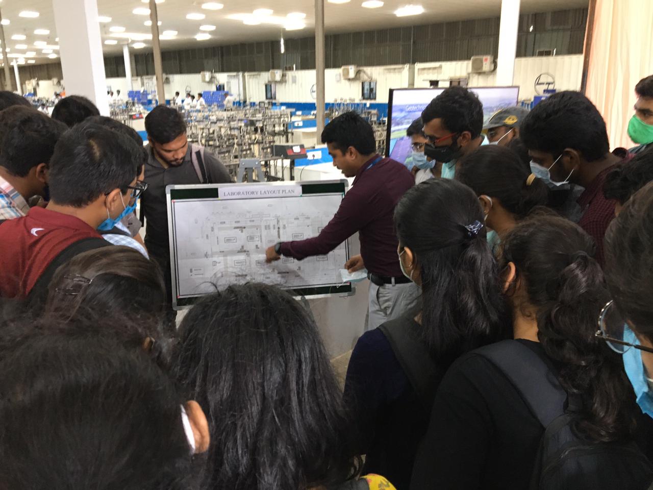 सूरत स्थित एशिया के सबसे बड़े भू– तकनीकी प्रयोगशाला में सरदार वल्लभ भाई राष्ट्रीय प्रौद्योगिकी संस्थान (एसवीएनआईटी/ SVNIT) के छात्र प्रशिक्षण सत्र में भाग लेते हुए।