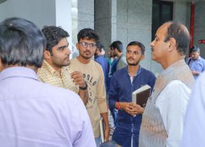 आईआईटी गांधीनगर में युवा इंजीनियरों के साथ बातचीत करते प्रबन्ध निदेशक एनएचएसआरसीएल
