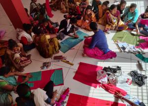 ケーダ区 (グジャラート州)のNHSRCLの収入回復計画におけるチャックラシーとブフーメル村在住の33名の婦人が衣裳仕立ての訓練中