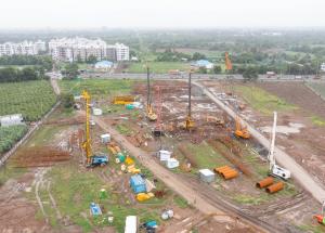 मुंबई-अहमदाबाद हाई स्पीड रेल कॉरिडोर के लिए सूरत एचएसआर स्टेशन के पास निर्माण कार्य प्रगति पर है।