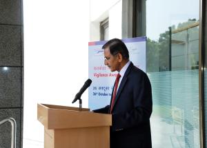 Shri Satish Agnihotri, Managing Director, NHSRCL administering Integrity Pledge to employees on the occasion of Vigilance Awareness Week 2021 celebration at NHSRCL Corporate Office, New Delhi on 26th October 2021.