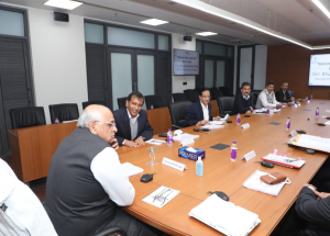 गुजरात के माननीय मुख्यमंत्री, श्री भूपेंद्र पटेल ने 18 दिसंबर 2021 को एनएचएसआरसीएल अहमदाबाद कार्यालय का दौरा किया। श्री सतीश अग्निहोत्री, एम डी, एनएचएसआरसीएल ने उन्हें नवीनतम निर्माण और भूमि अधिग्रहण की स्थिति के बारे में जानकारी दी।