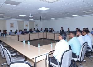आईआरएसएमई परिवीक्षाधीनों के एक बैच ने 01 दिसंबर 2021 को NHSRCL कार्यालय का दौरा किया और प्रबंध निदेशक, श्री सतीश अग्निहोत्री, निदेशक (रोलिंग स्टॉक), श्री विजय कुमार और वरिष्ठ प्रबंधन के साथ बातचीत की