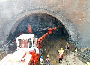 गुजरात के वलसाड जिले में पहाड़ में सुरंग निर्माण का काम प्रगति पर है - जनवरी 2023