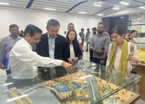 भारत में जापान के राजदूत महामहिम श्री सातोशी सुजुकी ने 29 मई 2023 को आनंद जिले में एमएएचएसआर निर्माण स्थलों और साबरमती मल्टीमॉडल ट्रांसपोर्ट हब का दौरा किया
