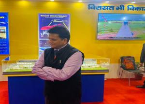 Shri R.N. Sunkar氏(インフラ/鉄道委員会メンバー兼NHSRCLマネージングディレクター)がインド国際見本市2023のブレットトレインパビリオンを訪問