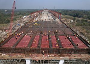 ムンバイ・アーメダバード間の新幹線回廊のビリモラ駅が建設中
