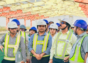 NHSRCL の MD である Shri Vivek Kumar Gupta 氏が、ムンバイ・アーメダバード新幹線回廊のために建設中の Anand & Vadodara 新幹線駅、軌道スラブ製造施設、Anand の河川橋梁現場の進捗状況をレビューした。