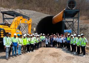 ソラプールのNKオーキッド工学技術大学の工学部の学生が、ヴィクロリ（シャフト2）の新幹線建設現場とマハラシュトラ州のADITポータルを訪問