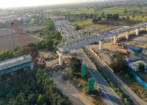गुजरातमधील सुरत जिल्ह्यात स्टील पुलाचे काम पूर्ण झाले आहे - मार्च 2024