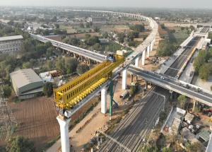 2024年3月、グジャラート州ヴァドーダラ地区でのスパン・バイ・スパン法による高架橋の建設が進行中です。