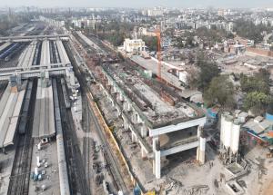 2024年3月、グジャラート州のアフマダーバード新幹線駅での作業が進行中です。