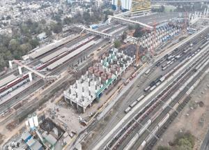 2024年3月、グジャラート州のサバルマティ新幹線駅での作業が進行中です。