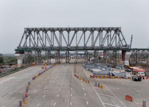 新幹線プロジェクトのためにデリー・ムンバイ高速道路に130メートルの「Make in India」鋼橋が架けられる