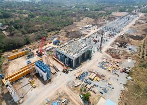 ビリモラ駅工事進行中、ナヴサリ地区、2023年4月