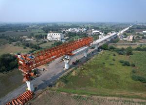 एसबीएस (ओवर-स्लंग) विधि से एमएएचएसआर वायाडक्ट निर्माण, सूरत जिला, दिसंबर 2023