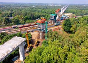 GAD-11、ナヴサリ地区、PSCセグメント架設工事進行中、2023年12月
