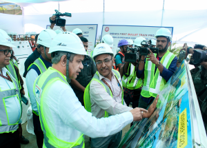Shri Ashwini Vaishnaw, Hon’ble Minister of Railways along with Shri Vivek Kumar Gupta, MDNHSRCL visited the Bullet Train construction sites at Vikhroli and BKC in Mumbai on 23rd Feb 2024_2_0.