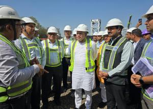 माननीय रेल मंत्री श्री अश्विनी वैष्णव ने भारत की पहली बुलेट ट्रेन परियोजना की जमीनी प्रगति की समीक्षा के लिए 1 मार्च 2025 को गुजरात के आणंद में बुलेट ट्रेन निर्माण स्थलों का दौरा किया