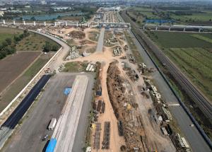 スラト車両基地工事進行中、スラト地区