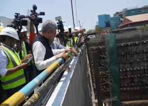 3 मई 2025 को, माननीय रेल मंत्री श्री अश्विनी वैष्णव ने महाराष्ट्र में निर्माणाधीन मुंबई बुलेट ट्रेन स्टेशन का दौरा किया और स्टेशन की जमीनी प्रगति की समीक्षा की