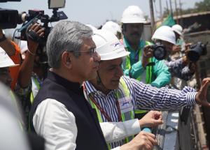 3 मई 2025 को, माननीय रेल मंत्री श्री अश्विनी वैष्णव ने महाराष्ट्र में निर्माणाधीन मुंबई बुलेट ट्रेन स्टेशन का दौरा किया और स्टेशन की जमीनी प्रगति की समीक्षा की