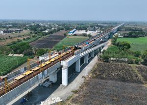 सूरत के पास ट्रैक निर्माण आधार