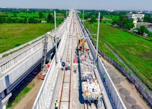 ムンバイ・アーメダバード高速鉄道の高架橋上で、架空電車線方式（OHE）工事のための架線柱の設置が進められています