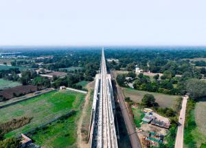 ムンバイ・アーメダバード間の高速鉄道プロジェクトのため、アナンドで軌道スラブ敷設工事が進行中