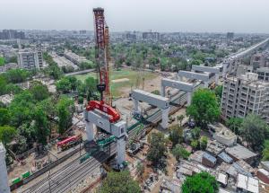 Five Heavy Portal Beams Launched Over Indian Railway Tracks in Amdavad for Mumbai–Ahmedabad Bullet Train Project